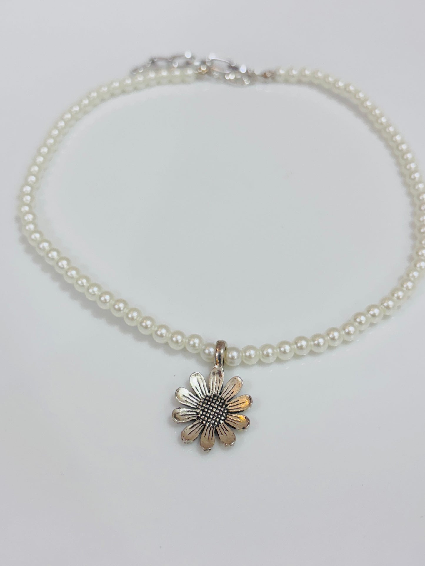 Flower pearl necklace