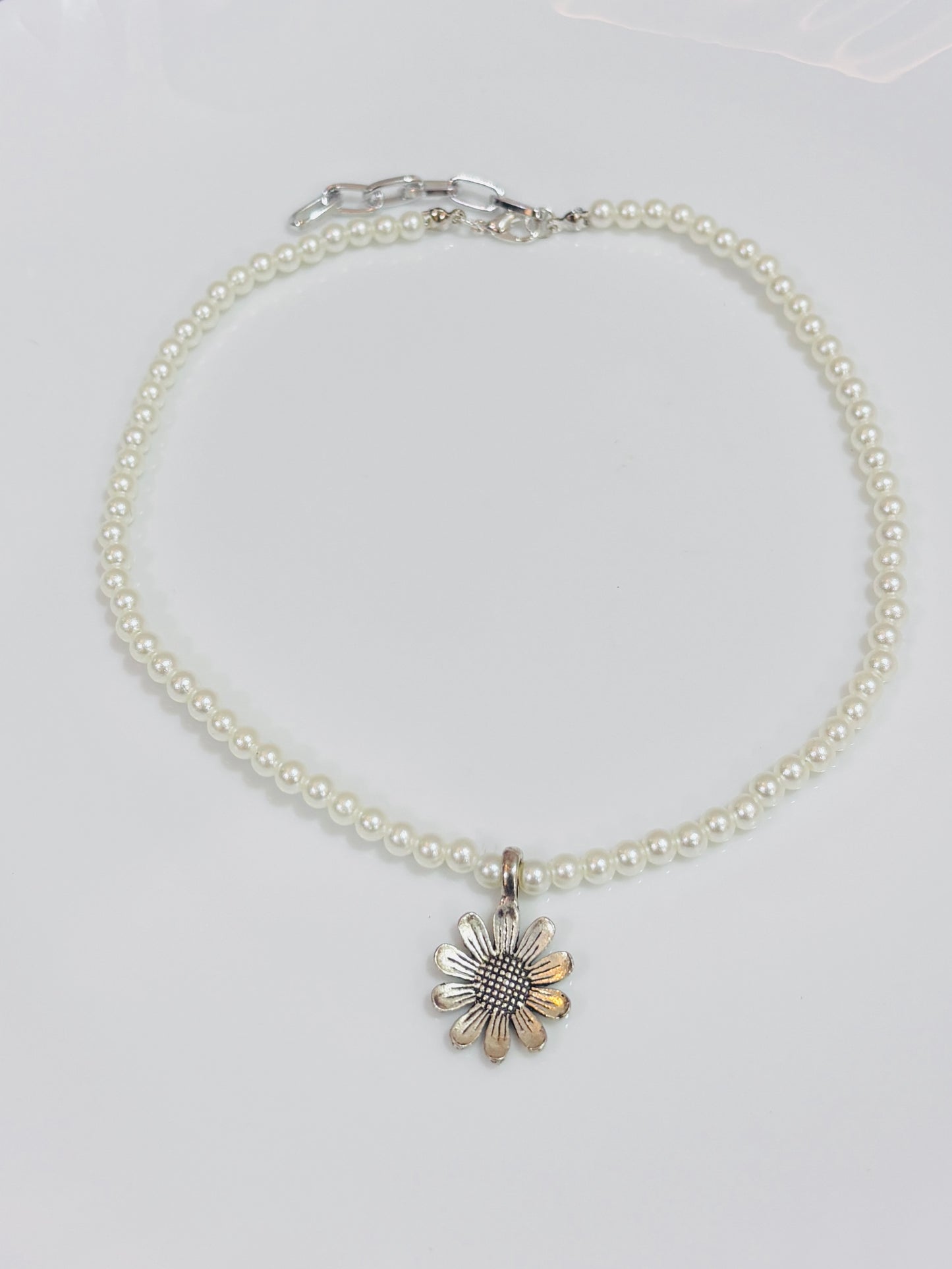 Flower pearl necklace