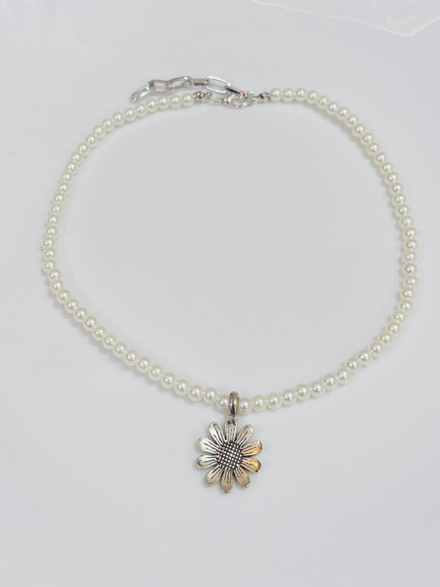 Flower pearl necklace