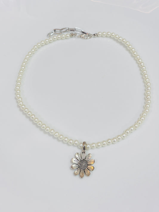 Flower pearl necklace